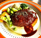 手ごねハンバーグを特製デミグラスとワインで煮込み、ジャガイモのピューレソースで仕上げました。
200ｇ　　　￥2000
300ｇ　　　￥3000