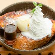 長時間卵に漬け込んだ特製バケットを、バターの風味香ばしく焼き上げた一品。バニラアイスを絡めると絶品！
ハーフサイズ ￥800
レギュラー ￥1400