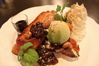 あんこ、抹茶、きな粉に黒蜜。
和のテイストを盛り込んだスタッフイチオシ!
ハーフサイズ ¥1100
レギュラー ¥1600