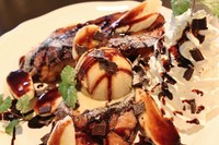 フレッシュバナナにローストしたピスタチオのアイスを添え、
贅沢にガナッシュソースにチップを使用纏わせました。
ハーフサイズ ¥1100
レギュラー ¥1600