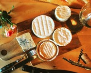 3種 ¥900
5種 ¥1600
フランス産を中心にこだわりのチーズです。