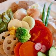 季節の地元有機野菜とチキンをふんだんに使用したシェフおまかせのサラダ