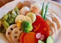 季節の地元有機野菜とチキンをふんだんに使用したシェフおまかせのサラダ