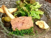 パテやマリネ、フリット。
その日の仕入でご用意しております。