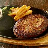 牛肉と豚肉を黄金比で配合した肉汁溢れるハンバーグです。
しっかりした食べ応えのあるお肉感のある旨味が自慢です。
150ｇ　　　￥1050
200ｇ　　　￥1400
250ｇ　　　￥1750
300ｇ　　　￥2100