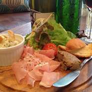 ランチビール・ハイボール・レモンサワー各￥400
ランチグラスワイン(泡・白・赤)各￥500
