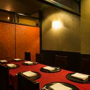 テーブルの個室は2名様卓、4名様卓、8名様卓をご用意。どのお席もお隣のお席が近く感じないように、広めに設えてあります。お食事を楽しむ空間、時間もお客様に満足していただくために大切なことです。