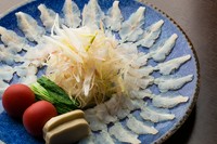 日本料理の秋には欠かせない「鱧松茸料理」。主菜の鱧は活きた鱧だけを使い献立を仕立てています。〆は鱧松茸のお出汁で松茸ご飯の茶漬け風でお楽しみ下さい。