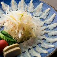 夏の旬魚「鱧」を使った料理の数々。主菜の活鱧のしゃぶしゃぶ。さっぱり、あっさりでありながら味わい深い旨味がたっぷりです。鱧は九州近海のものを使用。前日までにご予約を。