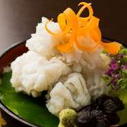 鮮魚から野菜までひとつひとつ目利きして選びぬいています。当店の料理に使用しているすべてが「こだわりの食材」です。器は骨董が多いですね。