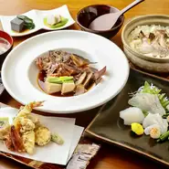 店主こだわりの「本物」の明石の魚を中心に、その日のおすすめ盛りだくさんの人気ナンバー１コース！！
※要予約