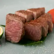 ミスジ、イチボ、ヒウチ、三角バラ等、国産牛の極上部位を使用！備長炭で焼き上げる至極の一品です。魚だけではく、お肉にもこだわっています。