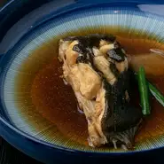 素材はもちろんのこと、調味料にまでこだわり抜いた旬魚の煮付！
魚種や個体それぞれから滲み出るダシも調味料のひとつですので、その最高のダシを活かすべく調味料の割合も変えています。