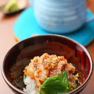 醤油漬けをした鯛をお茶漬けで。昆布と鰹の合わせだし汁をたっぷりとかけて食べる、〆にぴったりの逸品。