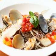 メインはその日仕入れた魚のとっておき料理、又は、シェフ自慢のお肉の料理のどちらかをお選び下さい。どちらも店主自慢の創作料理が楽しめるコースです。