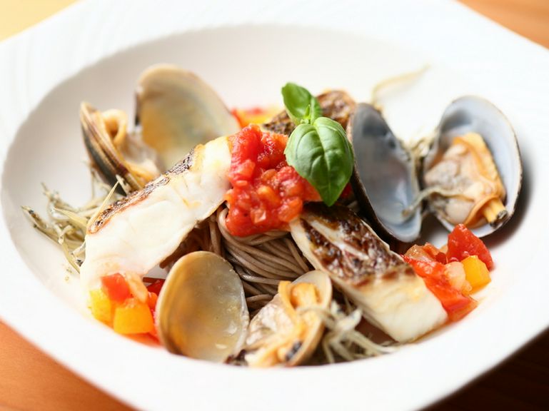 明石鯛のグリル スープ仕立て 日本そば添え