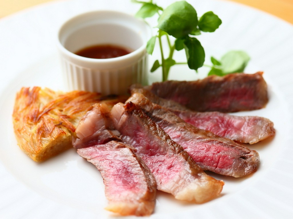 淡路牛のサーロインのロティ　淡路玉葱のソース