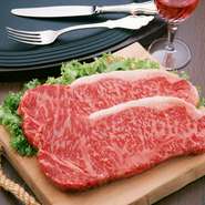 口に入れるとほろっと溶けるようなサシと肉の繊維がきめ細かいお肉。舌触りが良く上品な甘みと風味が口いっぱいに広がるのがおいしさの特徴の「淡路牛」。