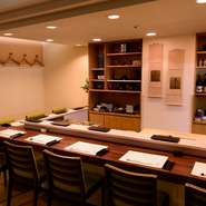 カウンターの席もゆとりのある配置となっており、おひとりさま・接待・カップル・家族連れでも楽しくお寿司をいただけます。大将とのコミュニケーションや美味しいお寿司に、会話も弾みます。