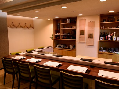 ゆったりとしたカウンターで美味しいお寿司に会話も弾む