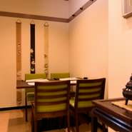 寿司屋というと高級で敷居が高いイメージの方も少なくないと思いますが、【鮨まつもと】は休日に家族連れのお客さんも多くアットホームな雰囲気。カウンターもテーブル席もあるので、好きな席でお寿司を楽しめます。