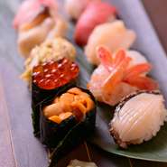 新鮮なネタは、札幌の中央卸売市場を中心に全国から取り寄せています。シャリは、道産米の有名ブランドゆめぴりかと、ななつぼしを8：2で配合し赤酢でしめています。