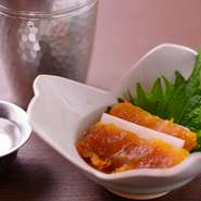 １週間寝かせて熟成させた『自家製からすみ』は、日本酒はもちろん、赤ワインとも相性抜群です。