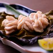 真鱈のしらこである、たちを昆布の上に乗せて焼いています。岩塩とすだちをかけると濃厚さが引き立ちます。