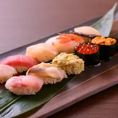 家族連れや観光客の方も、気軽に入れるお寿司屋さん
