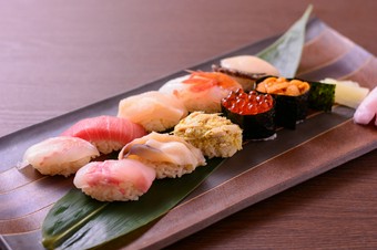 家族連れや観光客の方も、気軽に入れるお寿司屋さん