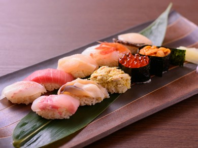 家族連れや観光客の方も、気軽に入れるお寿司屋さん