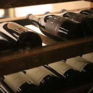 ワインは「ワインを選ぶ楽しさ」を感じてもらいたいと、グラスワインは手頃なお値段で赤と白、数種類ずつご用意しています。ボトルワインもありますので、ご利用の機会にあわせてそれぞれお楽しみください。