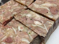 （豚のいろんな部位の煮こごり）