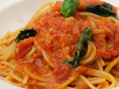 フレッシュトマトと自家製水牛モッツァレラチーズのスパゲッティ
