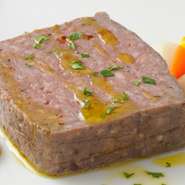 様々な部位の肉を使い、配合もその日毎に変え自家製ならではの味わいを楽しめます。ワインとも相性の抜群。