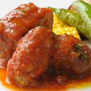 肩肉は肉の旨味の詰まった食べ応えのある味、バラ肉は脂がトマトソースの酸味と溶け合い丸みのある味わい。