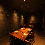 シェフの「お客様を楽しませたい」というこだわりから、天井から吊るされているガラス玉や、葉っぱをイメージして壁に貼り付けられているお皿が、実際にお料理が提供される際にも使われています。