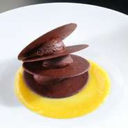 日本人の感性を大切したいシェフのこだわりで、「影」を意識する「陰影礼賛」をフレンチに融合しています。