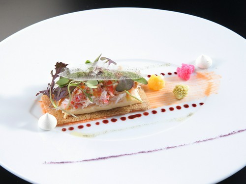 ランチタイムは、リーズナブルな価格でフランス料理を