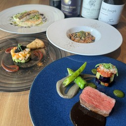 シェフ自慢の季節ごとの美味しさが体感できる至福の料理をお楽しみいただけます。