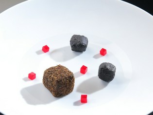 適度にサシが入った、極上の旨味の『牛ロース』