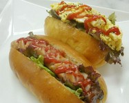 ★ホットドックモーニング
ソーセージとマヨエッグの二つ付
アクセントにマスタードでピリリと！

★サンドイッチモーニング
自家製イギリス食パンをスライス！
たっぷり野菜にハム・玉子・トマトをマヨでトッピング