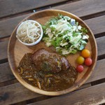 ランチタイム限定でサラダバー・ドリンクバー・スープ・日替りパン食べ放題
※具2倍サイズ：＋550円
※ライス食べ放題（食べ残しは＋220円頂戴します）
※画像はデミグラス