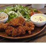 ランチタイム限定でサラダバー・ドリンクバー・スープ・日替りパン食べ放題
※具2倍サイズ：＋550円
※ライス食べ放題
※画像はタルタルソースです。