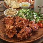 ランチタイム限定でサラダバー・ドリンクバー・スープ・日替りパン食べ放題
ボナボン一押しの唐揚げ冷めても美味しいのがボナボン流！
※具2倍サイズ：＋550円
※ライス食べ放題
※画像は月見ネギぽん酢です。
