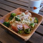 ランチ限定でサラダバー・ドリンクバー・スープ・日替りパン食べ放題
夏にはこのパスタ！生ハムとフレッシュトマトがふんだんにオリーブオイルとの相性バッチリ！ブルッコリーのアクセントが抜群

※大盛：＋220円