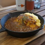 ランチタイム限定でサラダバー・ドリンクバー・スープ・日替りパン食べ放題
※大盛：＋220円
※写真はデミグラス