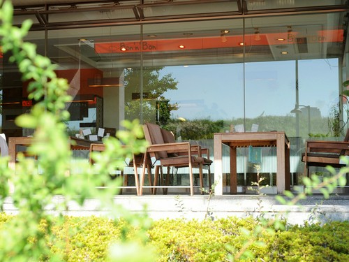 淀川の土手沿いにあるオレンジの屋根が目印のお店