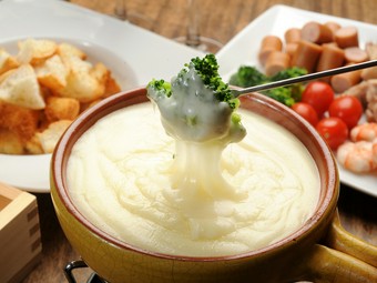 当店の人気「チーズフォンデュ」のフルコースをはじめとするデザート付き飲み放題プラ