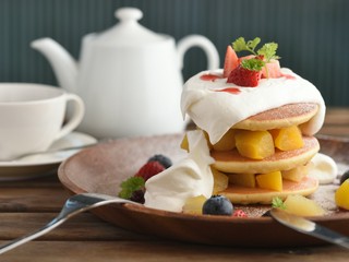 これぞ！パンケーキ～たっぷり生クリームとフルーツ盛り～